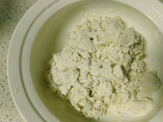 2、紫薯红枣花朵馒头。,直接加水，让面粉成絮状，水要一点一点的加。