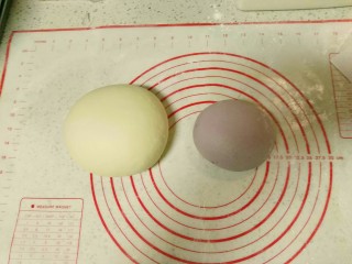 4、紫薯红枣花朵馒头。,紫薯蒸熟后用一半加面粉和成紫薯面团。经过醒发后，面团经过排气，再揉!变得非常的光滑。