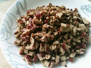 5、紫薯红枣花朵馒头。,红枣切丁，上锅蒸十分钟。