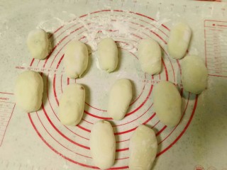 8、紫薯红枣花朵馒头。,包好后成椭圆形