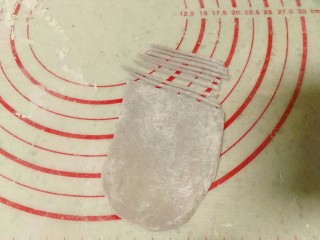 9、紫薯红枣花朵馒头。,紫薯面团切成长条