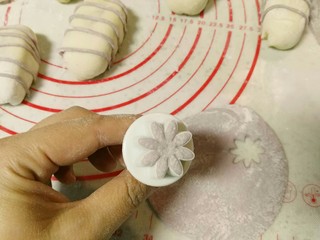 11、紫薯红枣花朵馒头。,用模具刻成小花直接放上去。