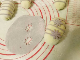 12、紫薯红枣花朵馒头。,看看，白色的面团搭配紫色的红薯小花朵很漂亮。