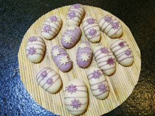 13、紫薯红枣花朵馒头。,白色的面团搭配紫色的花朵，也可以用紫色的面团搭配白色的花朵。我是在晚上的时候蒸的，手机拍颜色不是太好。