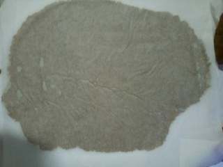 4、消化饼干,面团从冰箱取出来，用两张油纸擀面团，一个垫着一个覆盖在上面，擀的薄度要一样 0.3左右