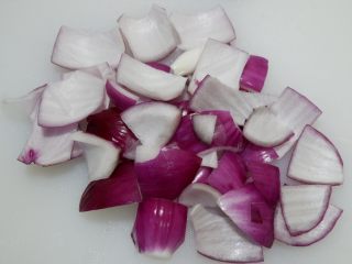 2、西蓝花洋葱茄子煲 ,洋葱洗净,去掉外皮,切成方片。