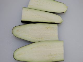 3、西蓝花洋葱茄子煲 ,茄子洗净,不用去皮,横竖2刀切成4块。