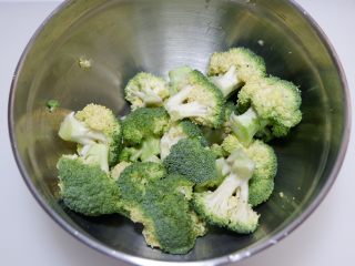 4、西蓝花洋葱茄子煲 ,西蓝花洗净,摘成小块。