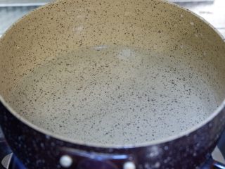 5、西蓝花洋葱茄子煲 ,锅内倒入水,大火煮开,