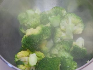 7、西蓝花洋葱茄子煲 ,捞出,沥干。