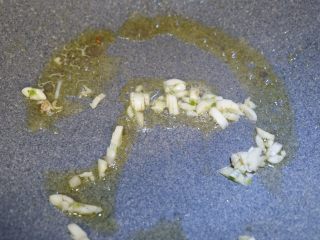 10、西蓝花洋葱茄子煲 ,再起锅倒食用油,下入蒜碎煸香。