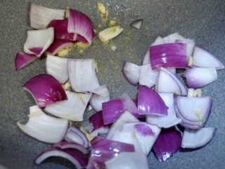 11、西蓝花洋葱茄子煲 ,下入洋葱片翻炒至微软