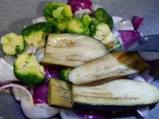 12、西蓝花洋葱茄子煲 ,加入西蓝花块、茄子块、