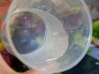 13、西蓝花洋葱茄子煲 ,加入少许水、盐、酱油、白糖,翻炒均匀。