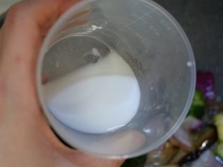 14、西蓝花洋葱茄子煲 ,调入水淀粉,勾芡,