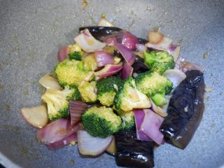 15、西蓝花洋葱茄子煲 ,翻炒均匀装盘即可