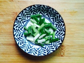 5、干煸有机花菜,香葱洗净切段备用