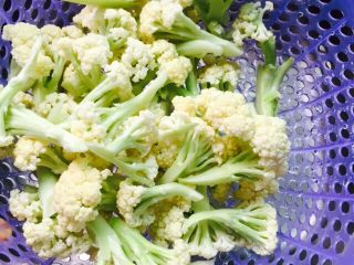 8、干煸有机花菜,10分钟后再冲洗一下沥干水分备用