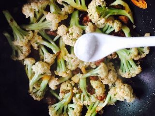 18、干煸有机花菜,加1勺的醋（忘记拍照了????）和1/2小茶匙盐翻炒均匀