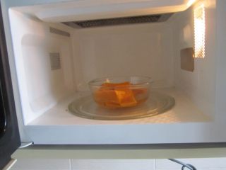 2、金汤龙利鱼,南瓜切成片后放入小碗中， 放在微波炉中高火打上三分钟；