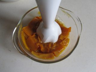 3、金汤龙利鱼,用电动搅拌器搅拌成泥；