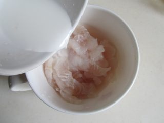 4、金汤龙利鱼,龙利鱼斜切成片， 加入盐和水淀粉；