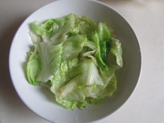 8、金汤龙利鱼,将炒过的包菜叶片垫入碗中；