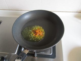 9、金汤龙利鱼,烧热锅， 放入少许油， 下入黄辣椒酱和葱姜蒜末翻炒；