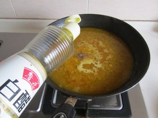 11、金汤龙利鱼,再加入适量的水和白醋煮一下；