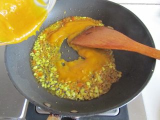 10、金汤龙利鱼,再加入准备好的南瓜泥一起翻炒；