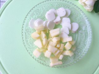 5、苹果山药泥,切小块备用