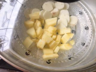 6、苹果山药泥,放入锅中蒸熟