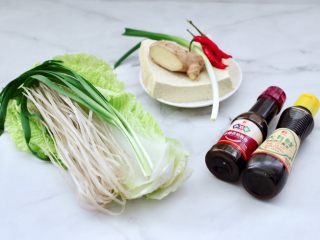 1、白菜豆腐粉条,首先备齐所有的食材。