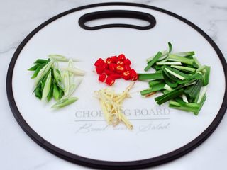 2、白菜豆腐粉条,葱姜切丝，小米辣切圈，韭菜切段。