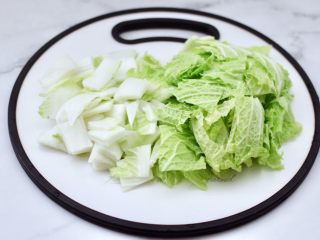 3、白菜豆腐粉条,把大白菜帮和叶分开切好。