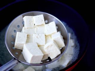 4、白菜豆腐粉条,豆腐切小块后焯水捞出备用。