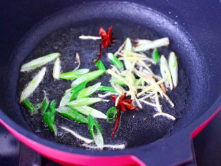5、白菜豆腐粉条,热油炒香八角后，大火爆香葱姜丝。