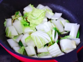 6、白菜豆腐粉条,先加入大白菜帮快手翻炒均匀。