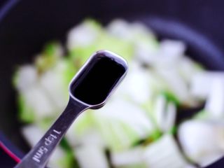 7、白菜豆腐粉条,加入酱油和老抽调味调色。