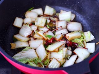 8、白菜豆腐粉条,大火继续翻炒至白菜帮变软。