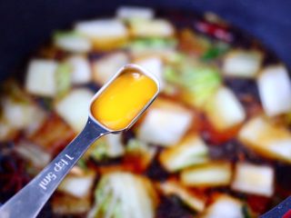 11、白菜豆腐粉条,再加入鸡精调味。