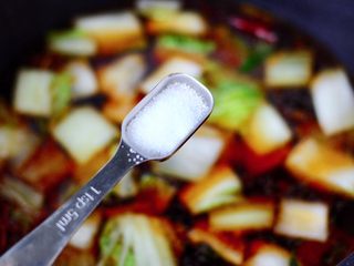 10、白菜豆腐粉条,根据个人口味加入适量的盐。