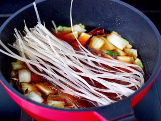 12、白菜豆腐粉条,粉条洗净后放入锅中。