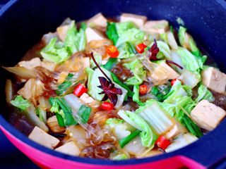 16、白菜豆腐粉条,炖煮1分钟左右即可关火。