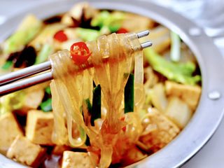 17、白菜豆腐粉条,出锅咯～鲜香味浓郁，大白菜的鲜甜，豆腐的香浓和粉条的筋道爽滑，简直不要太好吃咯，嘻嘻，老公米饭也多吃了两碗。