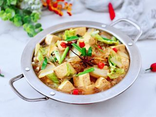 18、白菜豆腐粉条,营养丰富又物美价廉，每次炖一锅都不够吃～