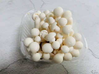 1、白玉菇炒肉,白玉菇一盒