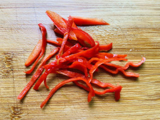 4、白玉菇炒肉,红椒洗净切丝