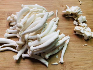 5、白玉菇炒肉,白玉菇切掉根部