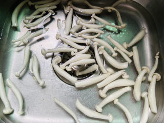 6、白玉菇炒肉,清洗干净